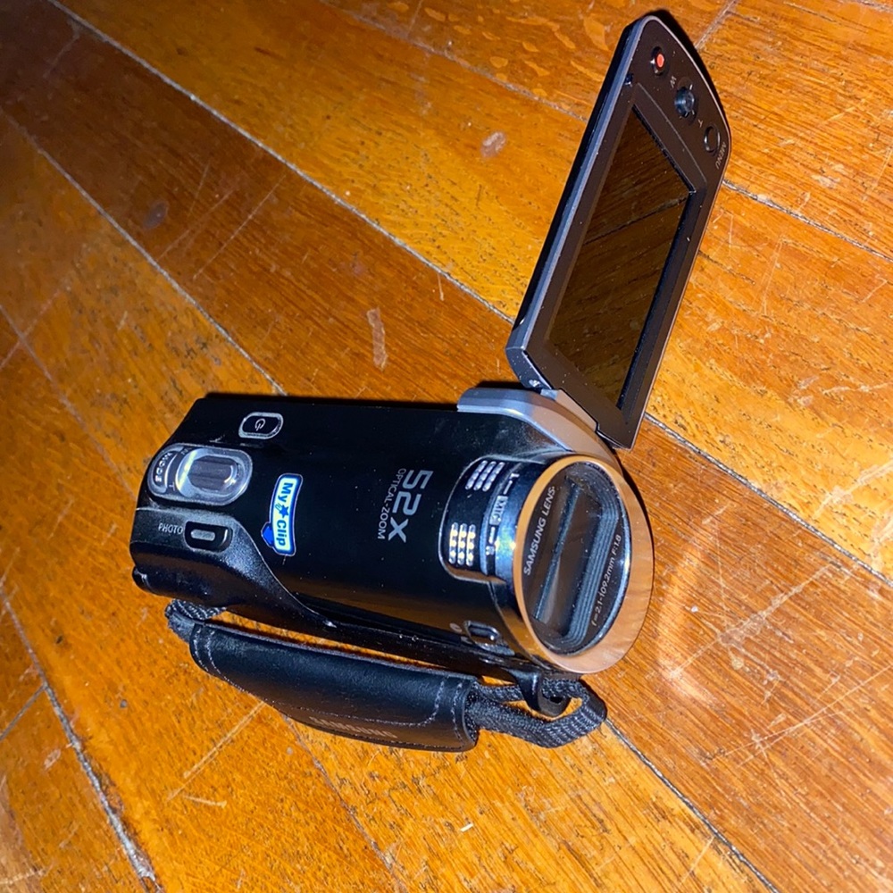 Samsung HMX-590 camera.